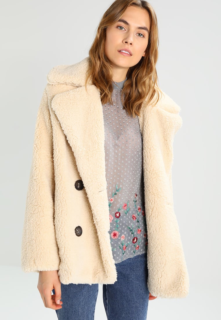 Abrigo beige de Fee people. Precio: 129,95 euros.