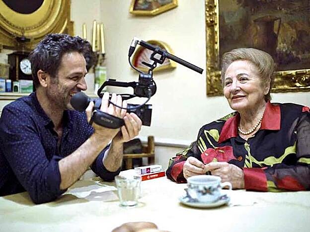 Gustavo Salmerón nos presenta a su madre en el documental 'Muchos hijos, un mono y un castillo'.