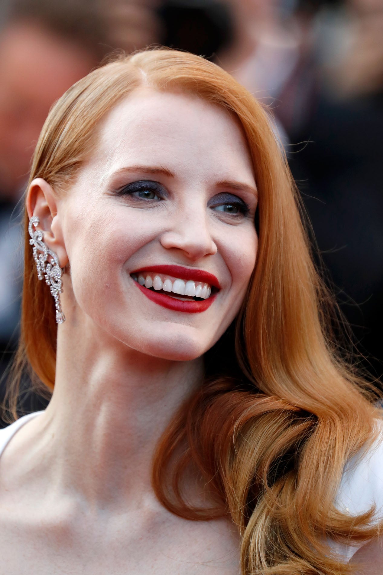 Los labios rojos son un clásico de las fiestas de Navidad. Busca el tono que mejor le vaya a tu piel y combínalo con sombras azules si tienes la piel clara como Jessica Chastain.
