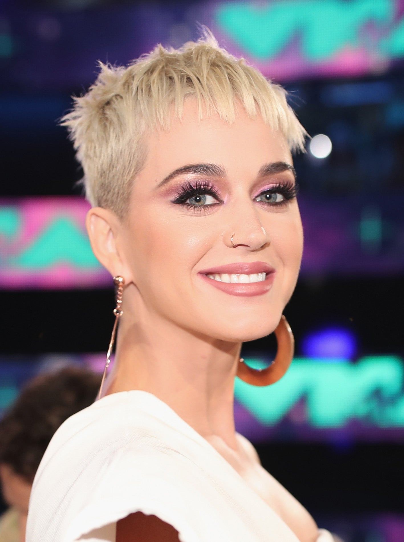 El rosa es uno de los colores de la temporada. Copia a Katy Perry si te gusta el color y quieres un maquillaje de fiesta: con sombras en rosa metalizadas y labios en rosa empolvado.
