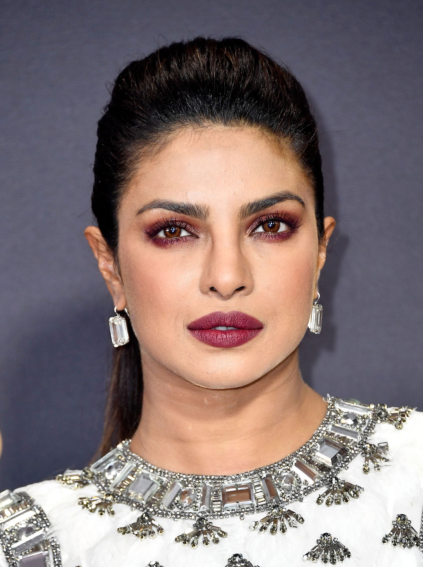 Otra de las tendencias de maquillaje para estas fiestas son los labios ‘berry’, en ciruela, berenjena, malva… Priyanka Chopra los combina con sombras malvas.