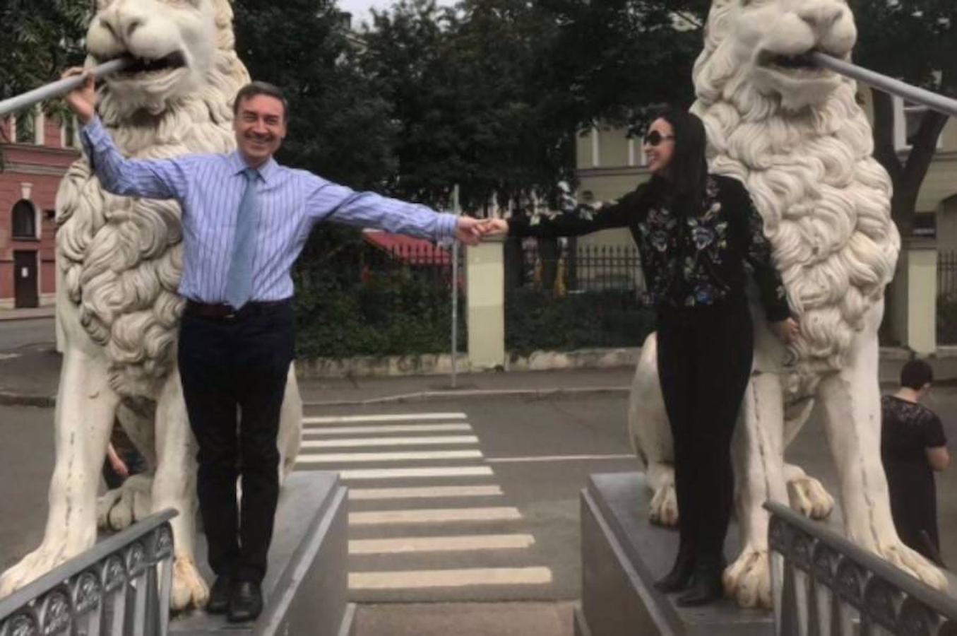 Pedro J. Ramírez anunció a principios de octubre, con esta imagen en su Twitter, que se había casado con la abogada Cruz Sánchez de Lara.