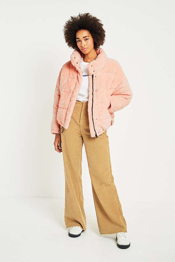 Abrigo Teddy tipo plumas de Urban Outfitters. Precio: 115 euros.