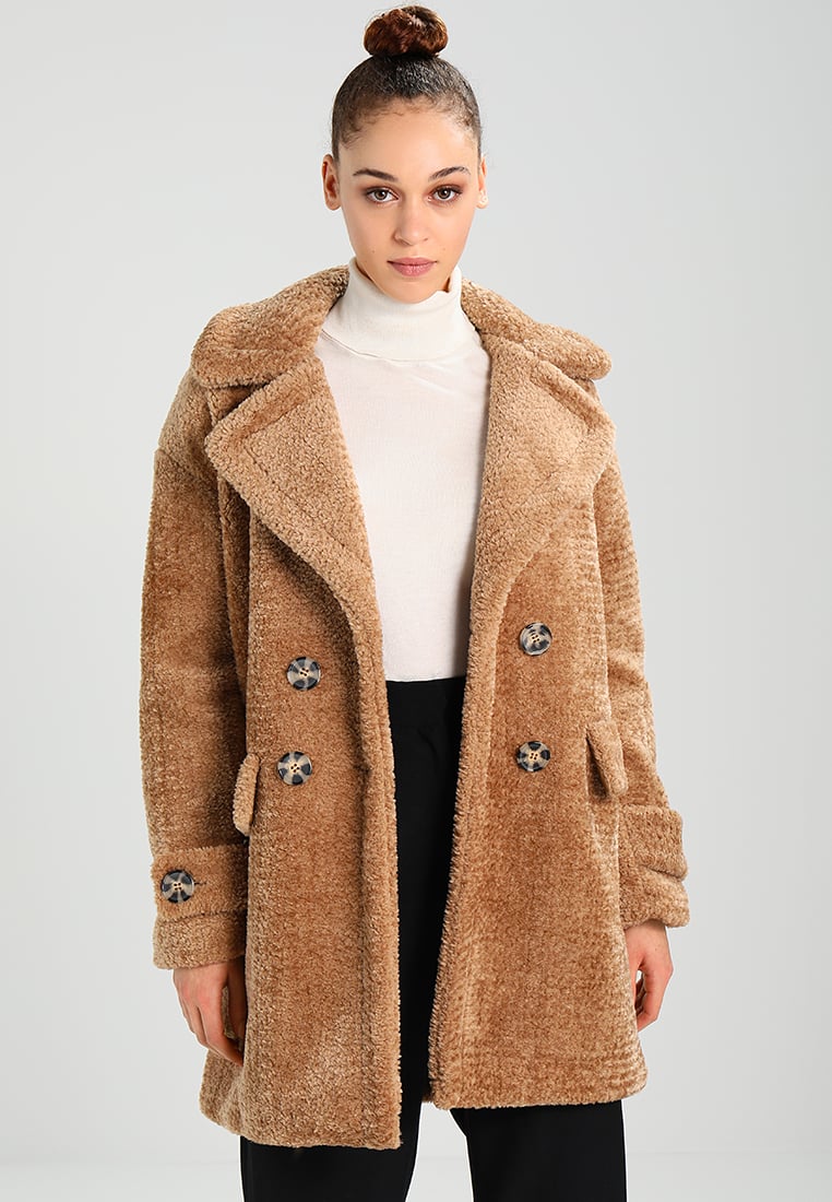 Abrigo Teddy de doble botonadura de Warehouse para Zalando. Precio: 104,95 euros.