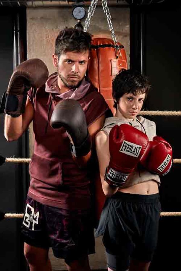 El cantante Pablo López pone cara de chico duro al lado de Andrea.