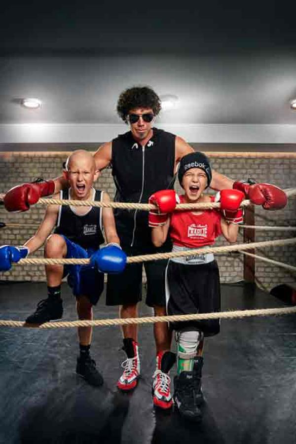 El hombre de negro se atreve contra el cáncer infantil al lado de Víctor y Guille.