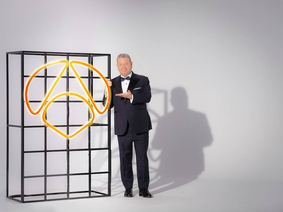 Alberto Chicote dará las campanadas de Antena 3 junto a Cristina Pedroche, que sin duda sorprenderá con la elección de su vestido como en la pasada nochevieja.