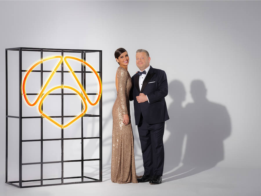 Cristina Pedroche dará las campanadas junto a Alberto Chicote en Antena 3 en un especial de Nochevieja. Luce en la imagen un vestido de corte sirena realizado en paillete dorado y espalda abierta en óvalo firmado por Rubén Hernández Costura.