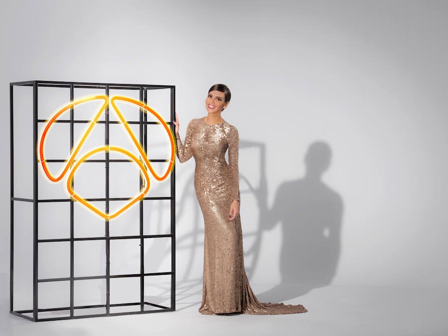Cristina Pedroche luce un espectacular vestido de corte sirena realizado en paillete dorado y espalda abierta en óvalo firmado por Rubén Hernández Costura durante la presentación de las Campanadas de Antena 3, que presentará junto a Alberto Chicote.