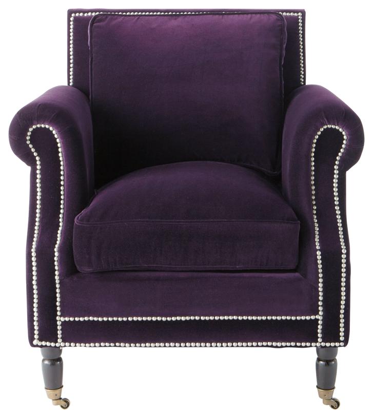 Sillón de terciopelo ultraviolet con detalle de tachuelas a modo de remaches de Maison du Monde.