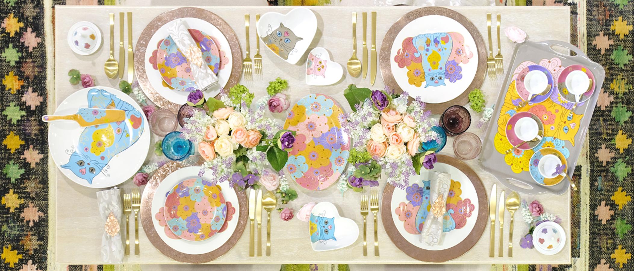 Mesa decorada con menaje con estampado 'ultraviolet', color Pantone de 2018 (Inspiración: A loja do gato preto).