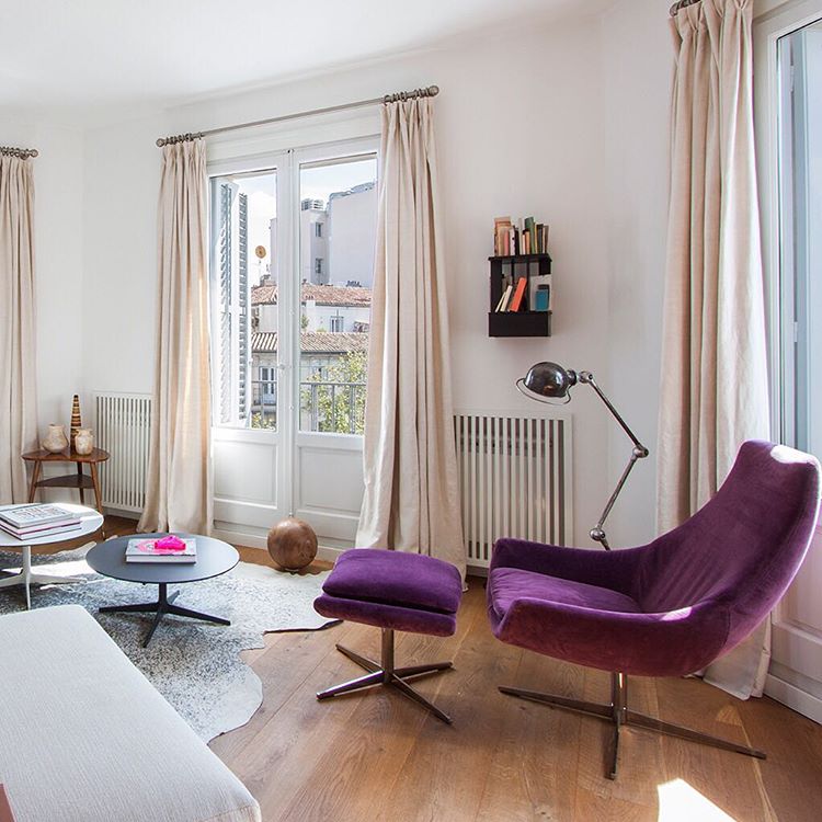 Salón decorado con sillón 'ultraviolet', color Pantone de 2018 (Inspiración: Batavia).