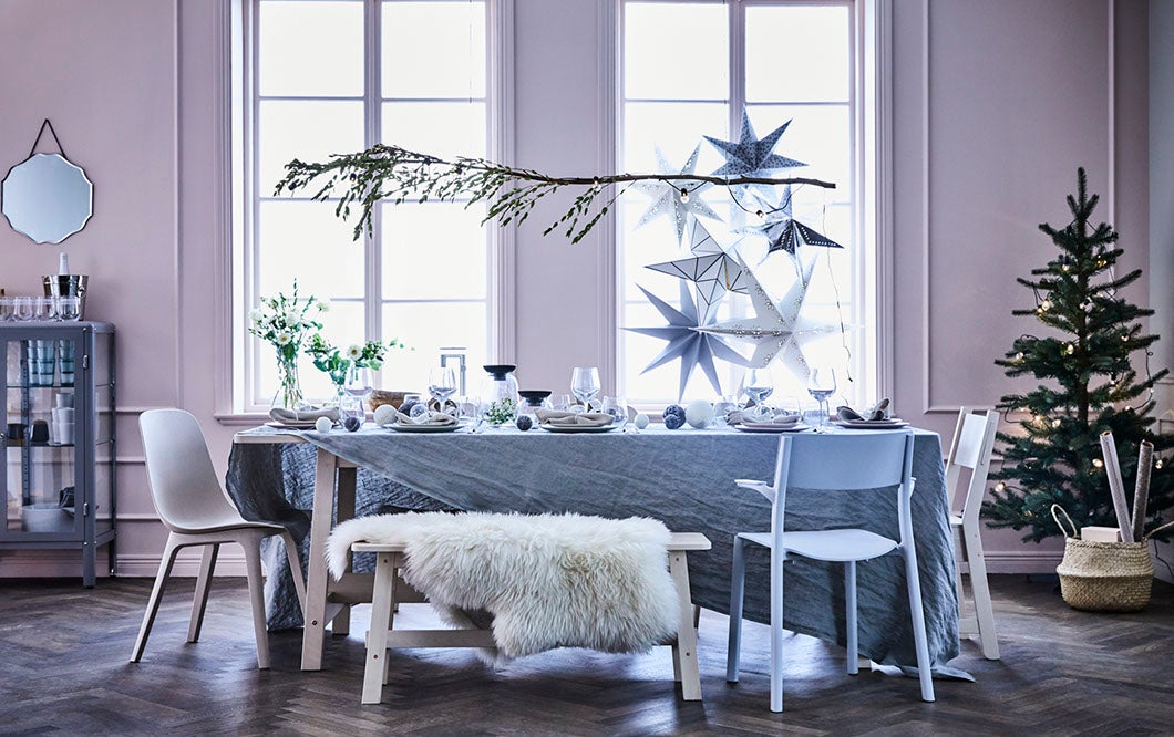 Comedor decorado con textiles y pintura 'ultraviolet', color Pantone de 2018 (Inspiración: IKEA).