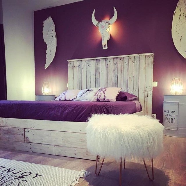 Dormitorio decorado con textiles 'ultraviolet', color Pantone de 2018 (Inspiración: Maison du Monde).