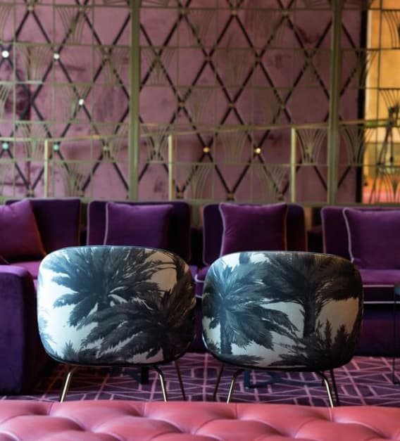 Salón decorado con textiles y tapicería 'ultraviolet', color Pantone de 2018 (Inspiración: Westwing).