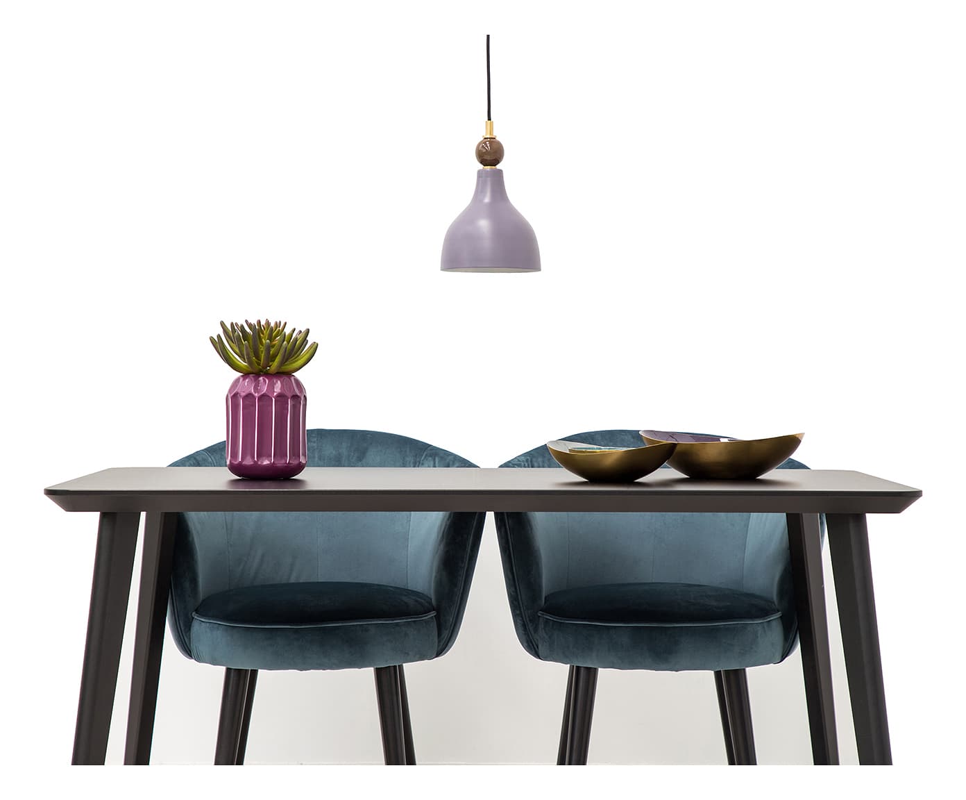 Comedor decorado con lámpara y jarrón 'ultraviolet', color Pantone de 2018 (Inspiración: Westwing).