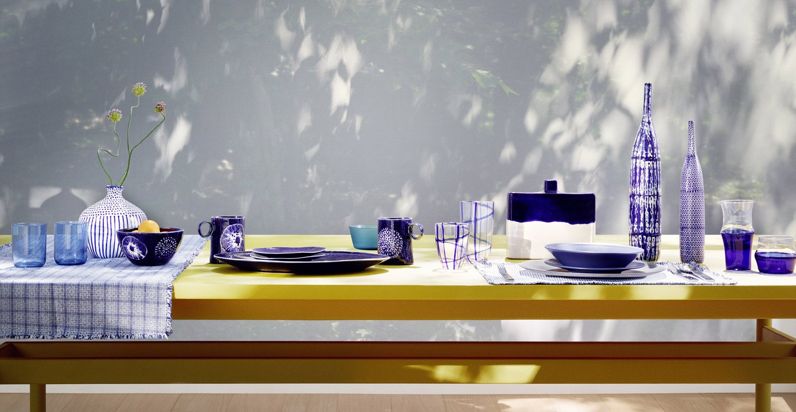 Comedor decorado con textiles y menaje 'ultraviolet', color Pantone de 2018 (Inspiración: Zara Home).