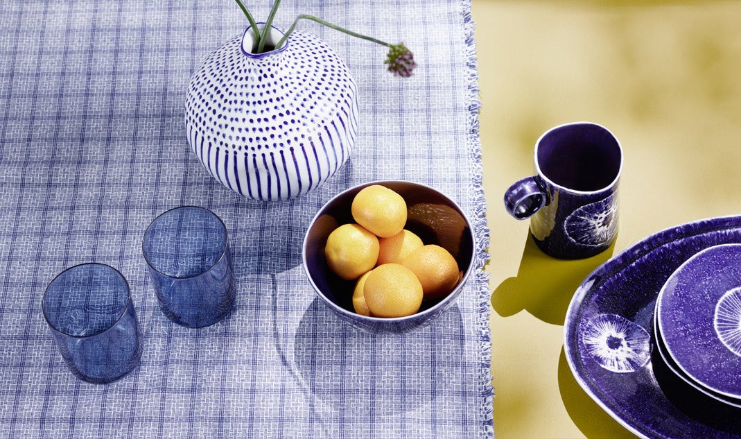 Mesa decorada con textiles y menaje 'ultraviolet', color Pantone de 2018 (Inspiración: Zara Home).