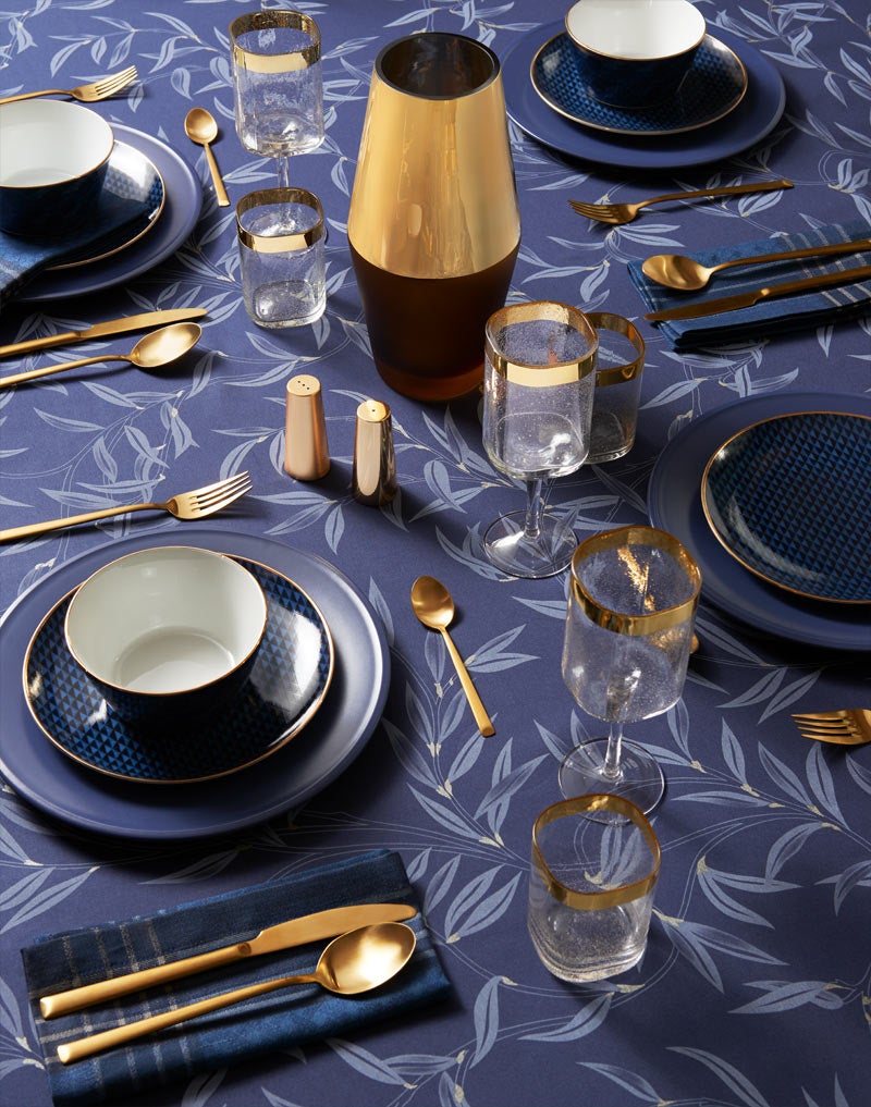 Mesa decorada con textiles y menaje 'ultraviolet', color Pantone de 2018 (Inspiración: Zara Home).