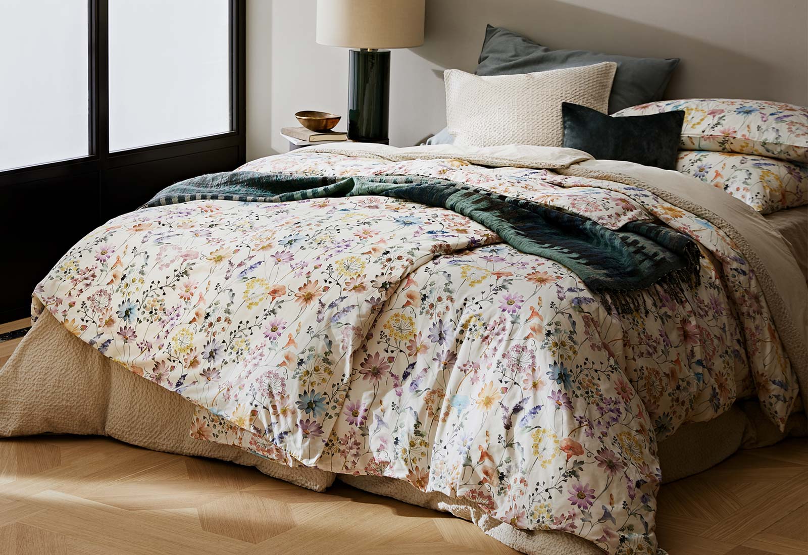 Dormitorio decorado con textiles de estampado floral 'ultraviolet', color Pantone de 2018 (Inspiración: Zara Home).