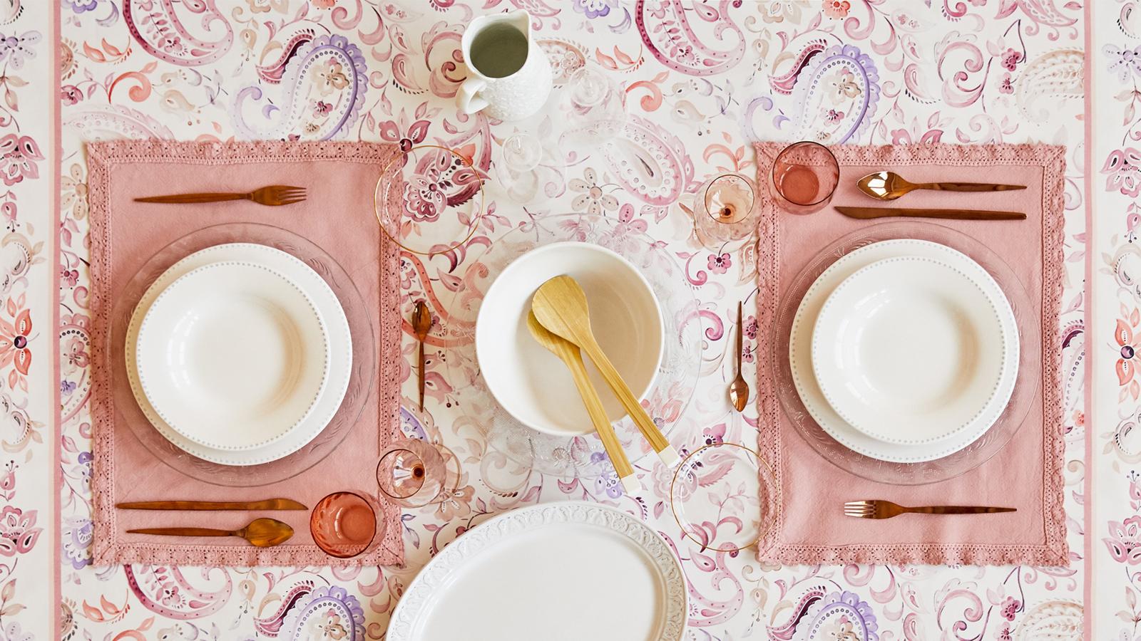 Mesa decorada con textiles de estampado floral 'ultraviolet', color Pantone de 2018 (Inspiración: Zara Home).