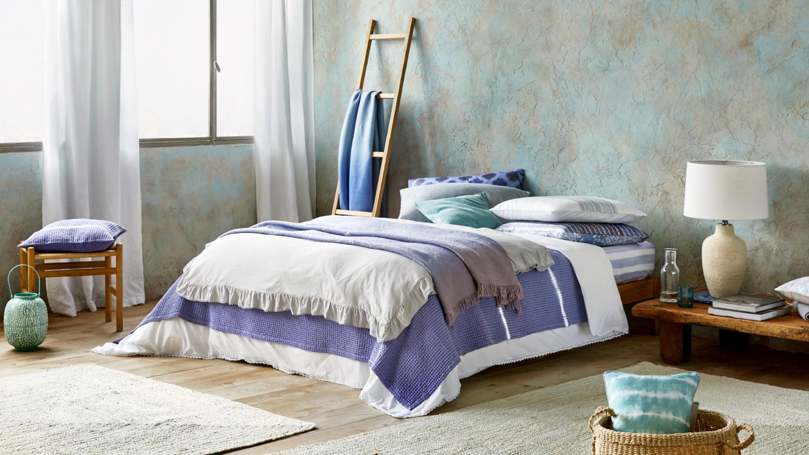 Dormitorio decorado con textiles 'ultraviolet', color Pantone de 2018 (Inspiración: Zara Home).