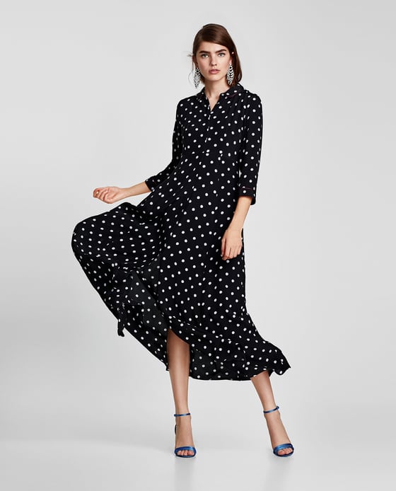 Los lunares son el espampado, junto con las flores, más elegre. Y ahora es tendencia. Puedes lucirlos en un vestido como éste de Zara. Precio: 39,95 euros.