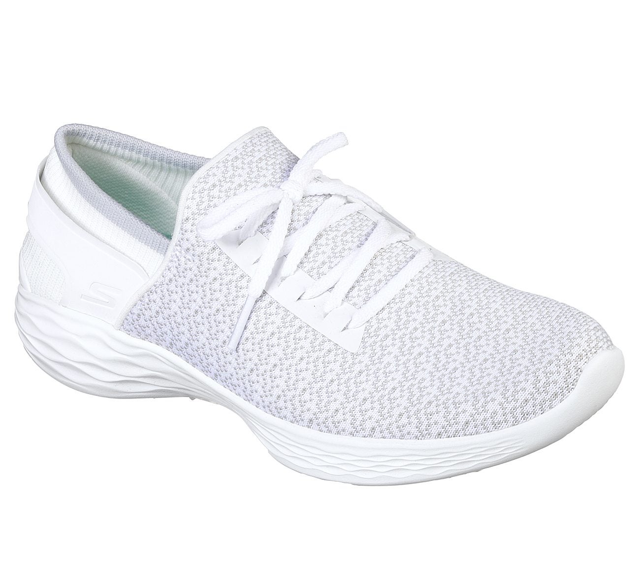 Y para zapatillas blancas cómodas, las Skechers. Precio: 65 euros.