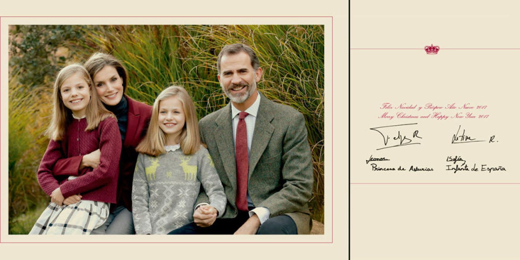 Un retrato con guiños navideños, en el que los Reyes aparecen junto a Leonor y Sofía.