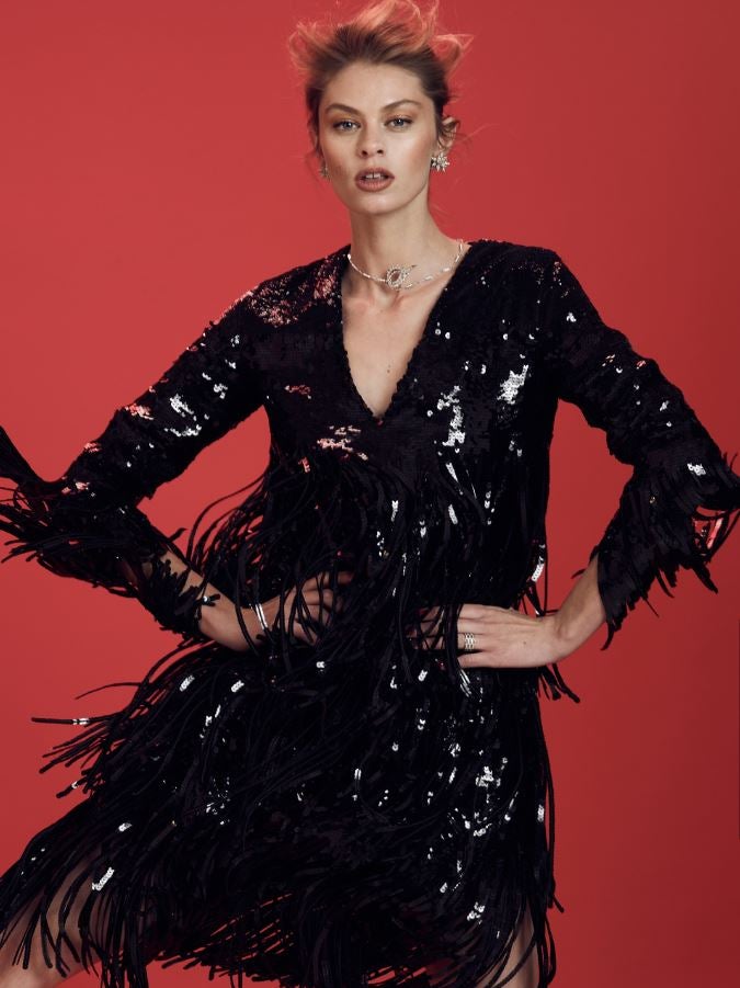 Vestido de Rochas, collar y anillo de Bulgari y pendientes de Swarovski.