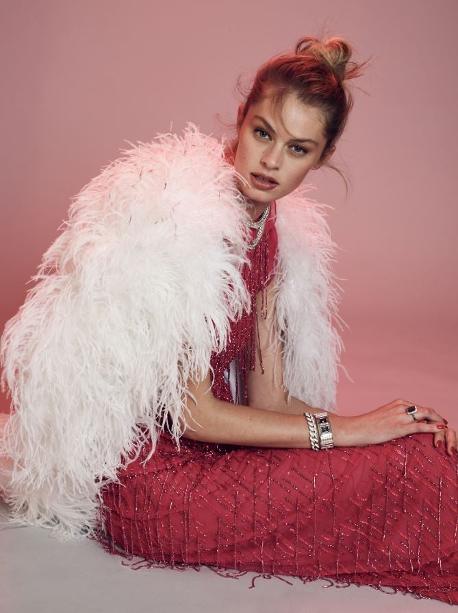 Vestido de Emporio Armani y abrigo de Duyos. Collar de Swarovsk, reloj de Chanel y brazalete y anillo de Suárez. i