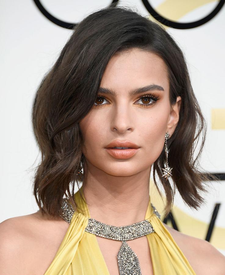 Otra forma de llevar el falso bob: con ondas rotas como Emily Ratajkowski en los Globos de Oro.