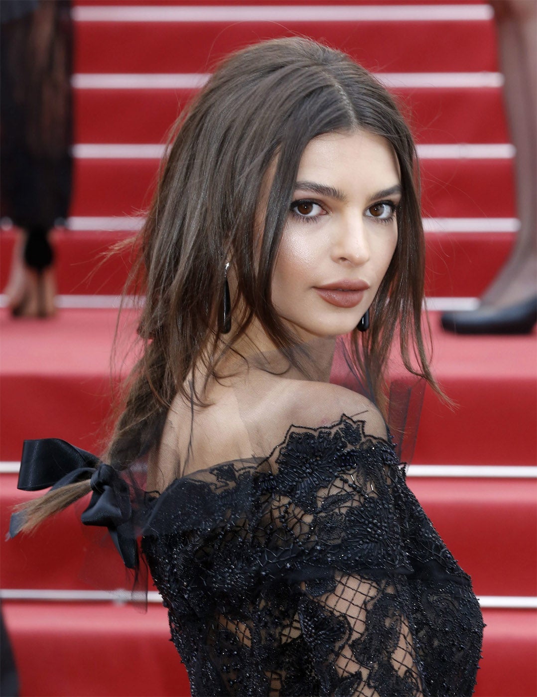 La trenza semideshecha y adornado con un lazo negro que lució Emily Ratajkowski en Cannes se cuela entre los mejores peinados de 2017.