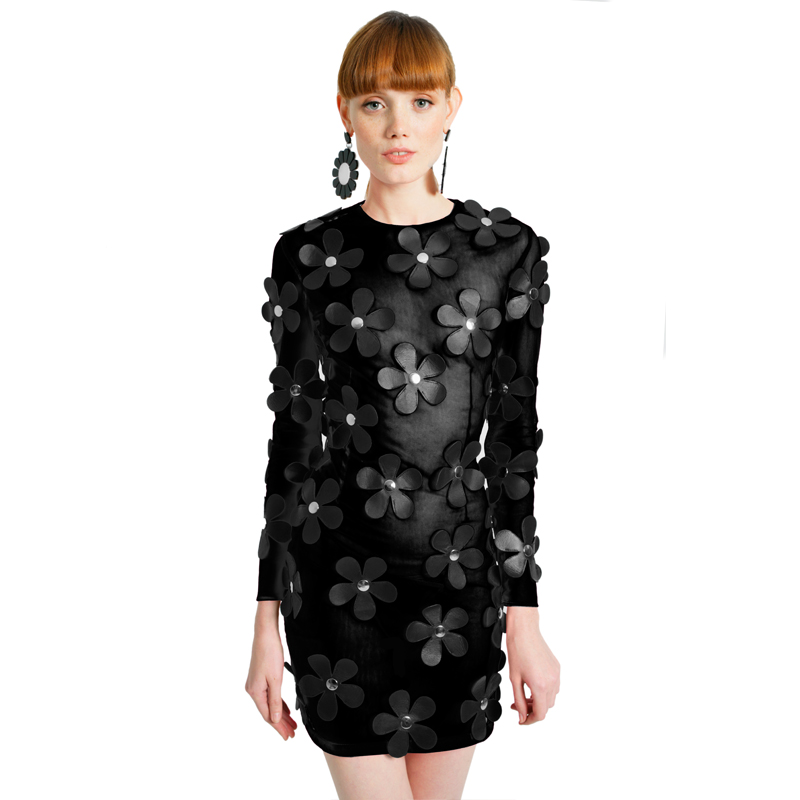 Vestido negro de piel con flores de María Escoté. Precio: 950 euros.