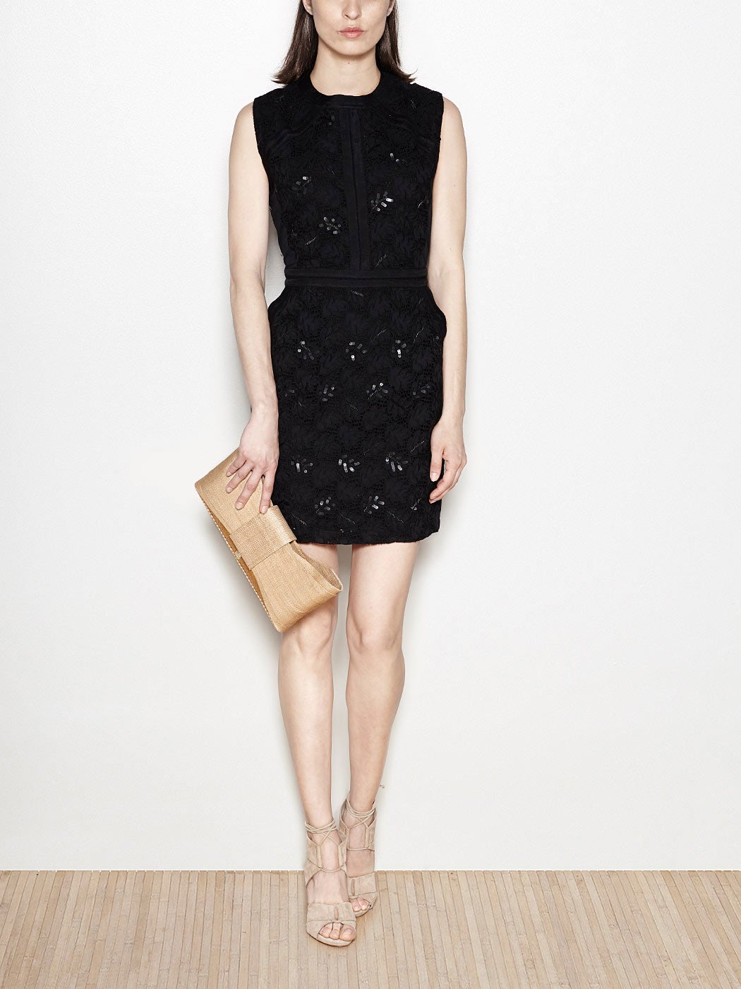 Minivesitdo negro con detalles de lentejuelas de Intropia. Precio: 50 euros.