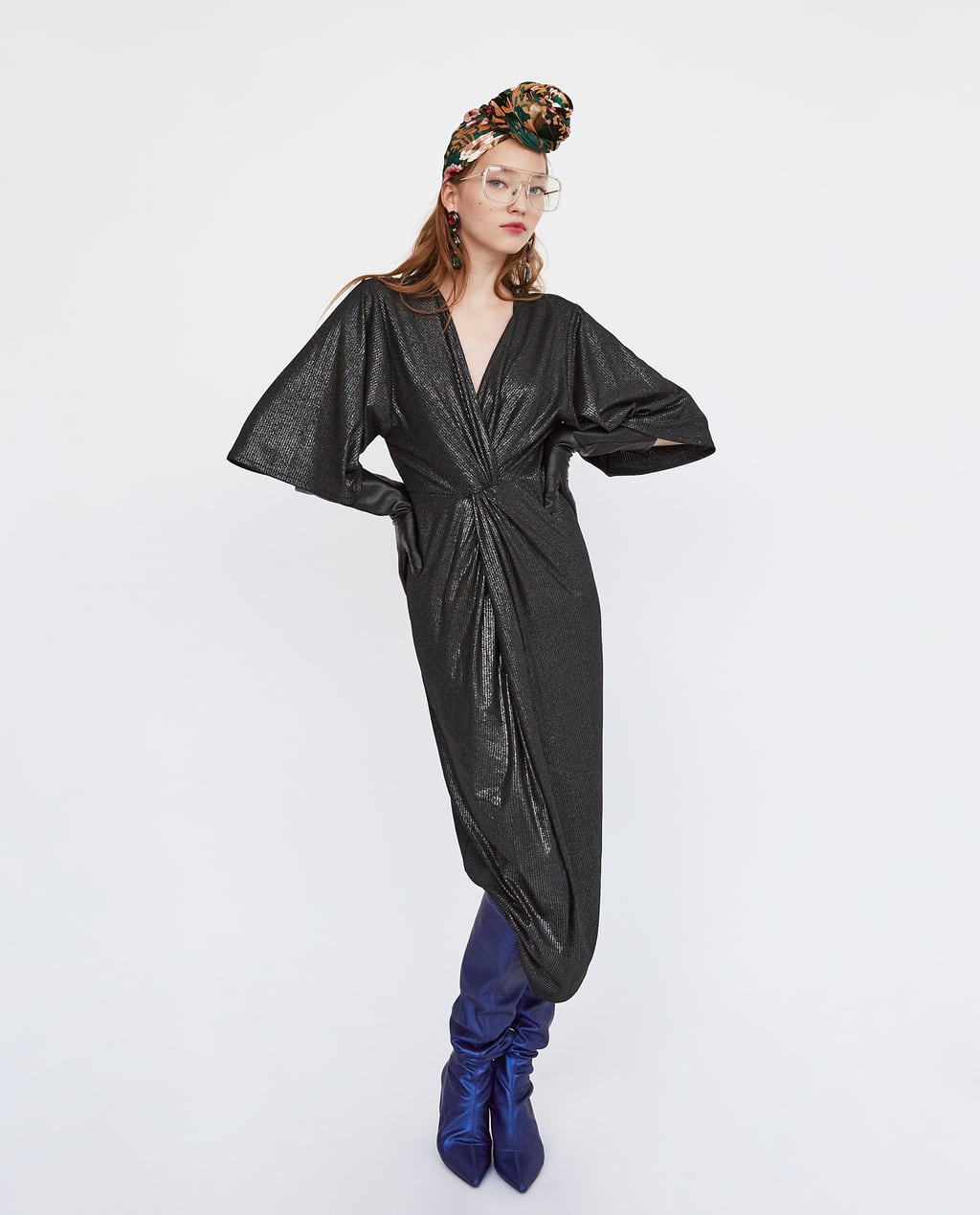 Vestido negro con nudo en la cintura de Zara. Precio: 22,95 euros.