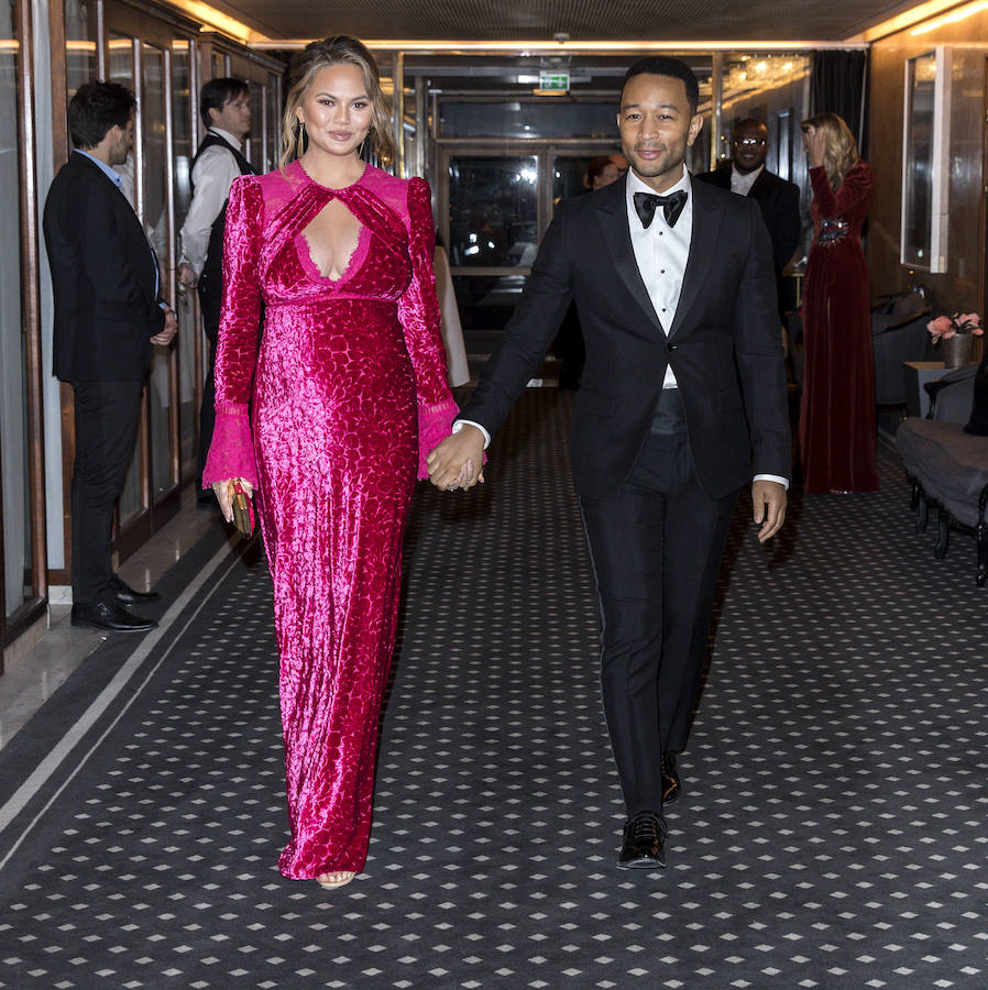El primer look 'maternity' de Chrissy Teigen no pudo ser más sexy. La modelo acudió a los Nobel con un diseño de terciopelo fucsia con pronunciado escote de Tyler Ellis.