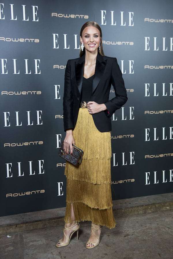 La falda de flecos de Helen Lindes, con el sello de Fraile Design, es una de esas piezas únicas que enamoran. La combinó con un top de Etam y chaqueta de Dsquared2