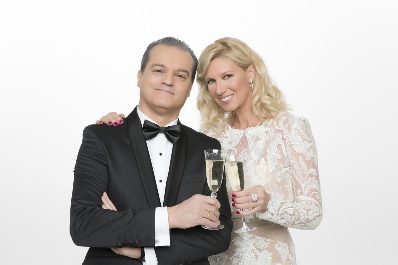 Anne Igartiburu y Ramón García, presentadores de las Campanadas 2017, brindan por el 2018.