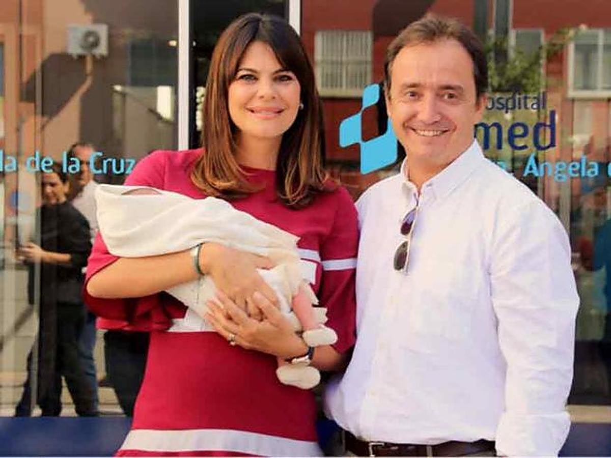 La ex Miss España daba la bienvenida a la maternidad a principios de septiembre. El 4 de ese mes, posaba a las puertas del hospital junto a Jordi Nieto, como vemos en la imagen.