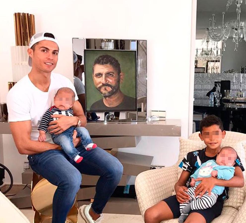 Meses antes de que Georgina Rodríguez diera a luz a Alana Martina, Cristiano Ronaldo se convertía en padre de mellizos gracias a un vientre de alquiler.