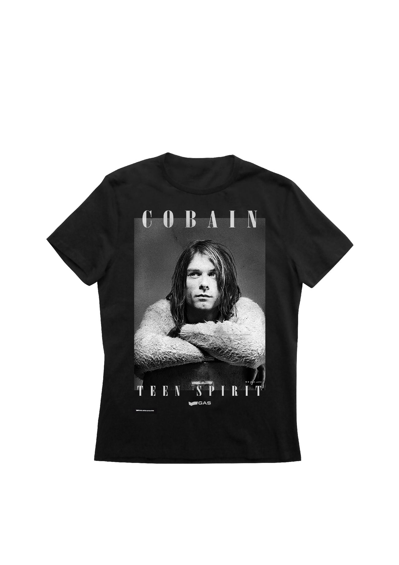 La firma Gas ha querido rendirle homenaje con una colección que incluye fotos de Michael Lavine de la exposición Kurt Cobain: Grunge in photos, inaugurada en Bolonia. De venta en www.gasjeans.com.