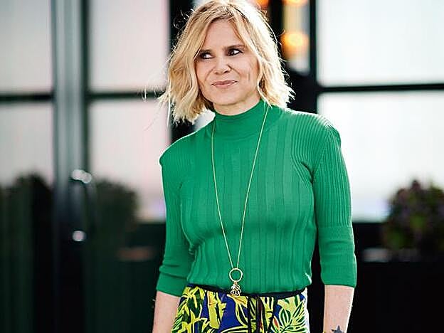 Jersey y falda de Juan Vidal y joyas de Tous.