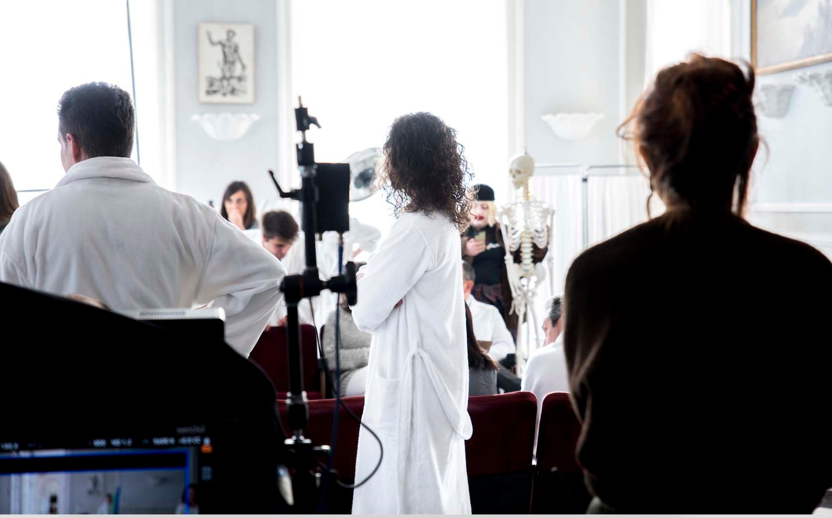 Una imagen que muestra el descanso entre tomas en el rodaje del anuncio de Navidad de Campofrío. Amodio.