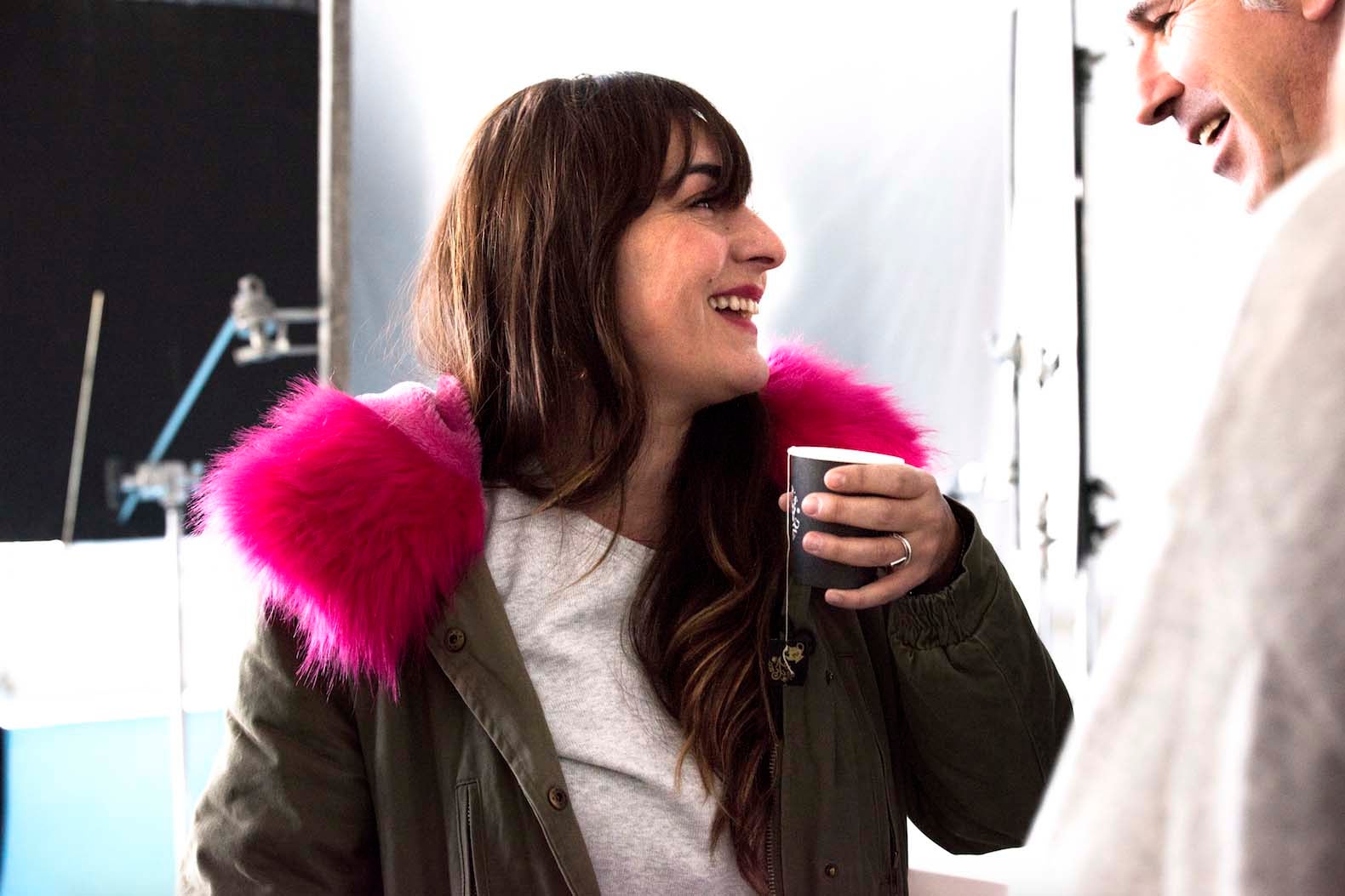 La actriz Candela Peña disfruta de un pequeño descanso durante el rodaje del anuncio de Navidad de Campofrío, Amodio.