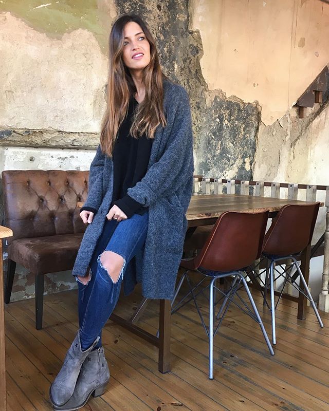 Sara Carbonero no renunciar a los ripped jeans' a pesar del frío. Eso sí, se abriga con un cardigan grueso.