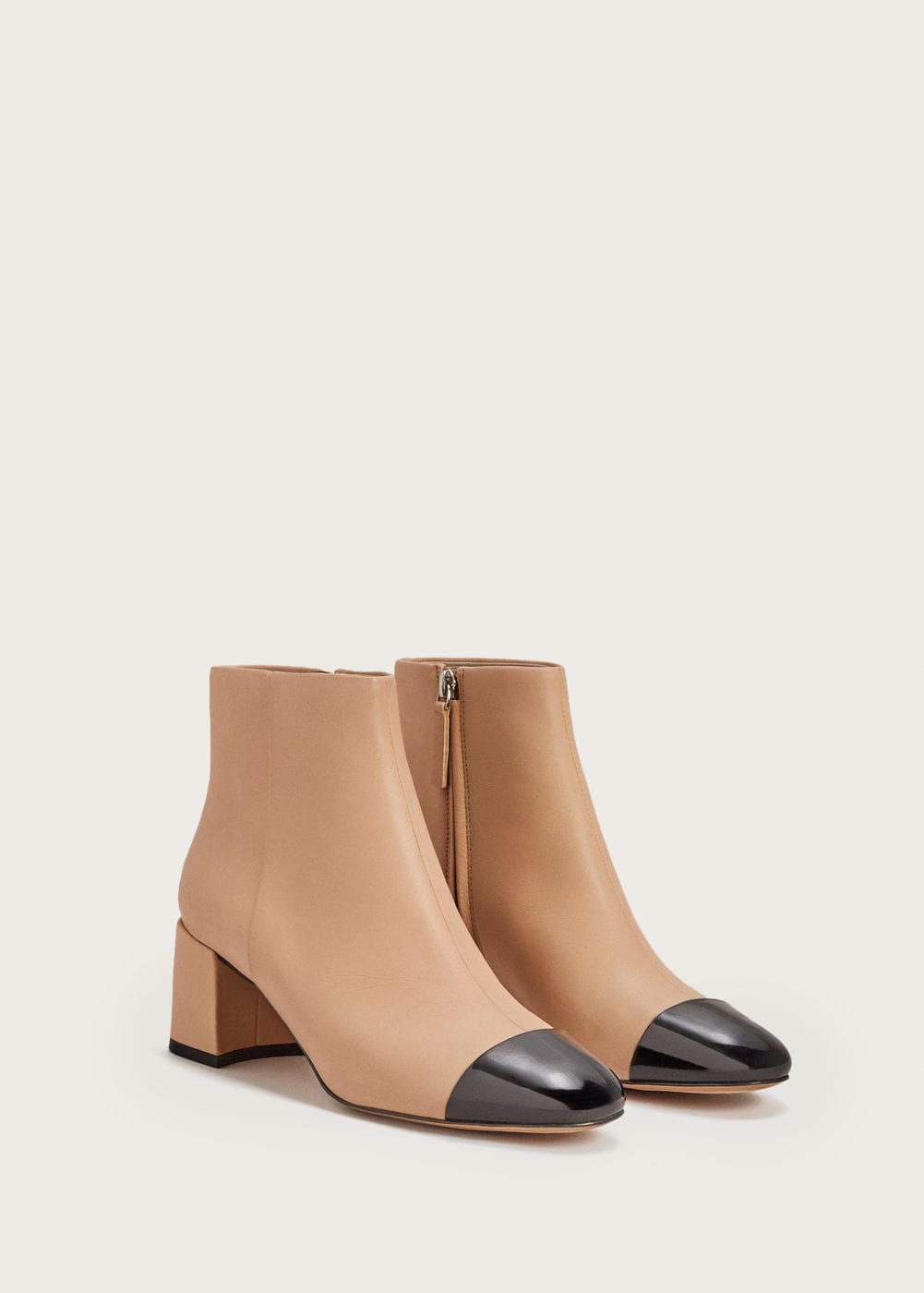 Botines beige con la puntera negra de Mango. Precio: 69,99 euros.