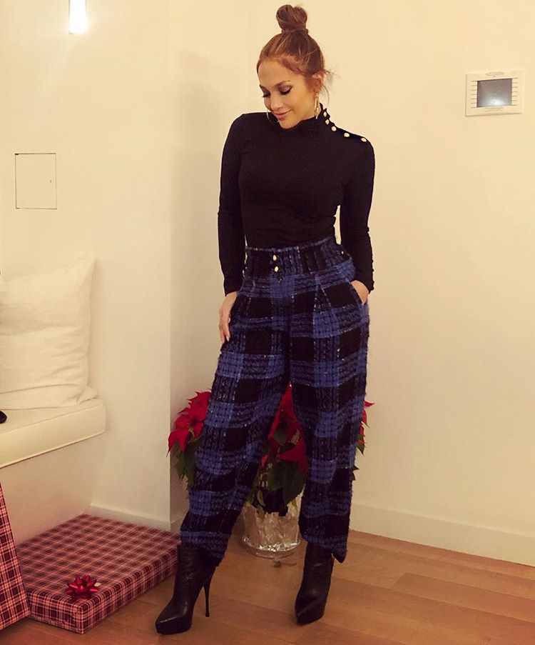 Jennifer López sorprende con la austera decoración navideña de su casa.