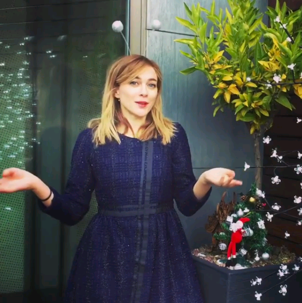 Marta Hazas sigue los consejos deco de Mujerhoy.com: cualquier planta de tu casa puede convertirse en un árbol de Navidad.