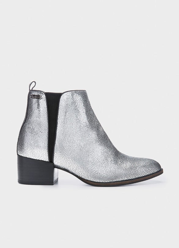 Botines plateados con elástico de Pepe Jeans. Precio: 135 euros.